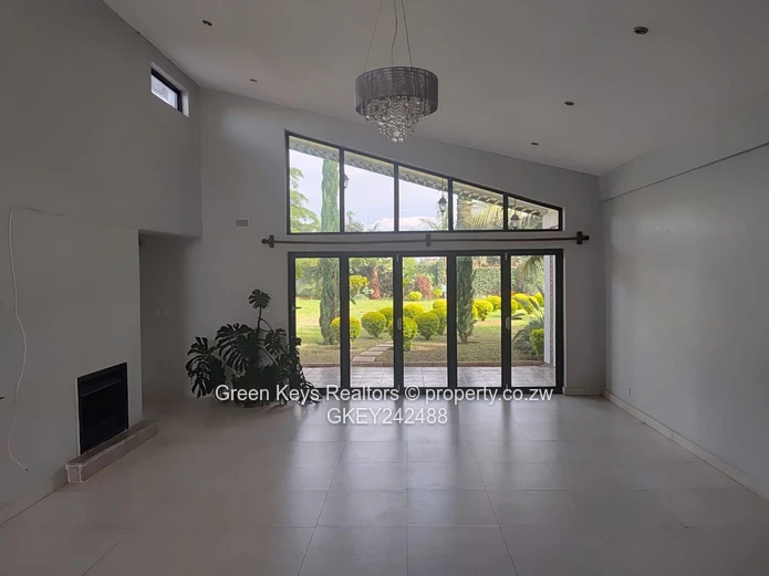 Gletwin Park: 4-Bed Home with Modern Kitchen & Fireplace