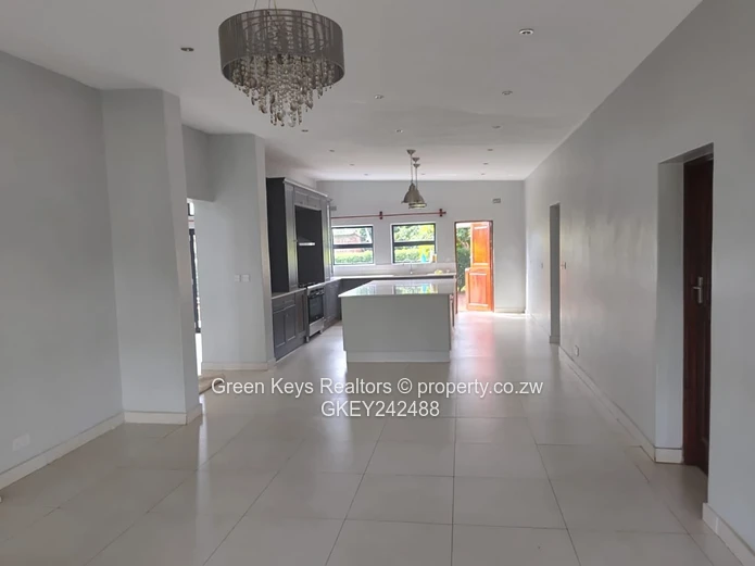 Gletwin Park: 4-Bed Home with Modern Kitchen & Fireplace