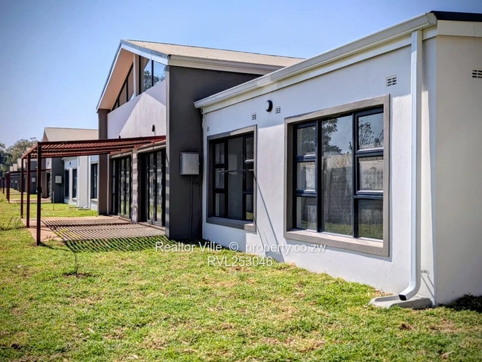 Modern 2-Bed Garden Flat with Borehole & Lawn in Marlborough