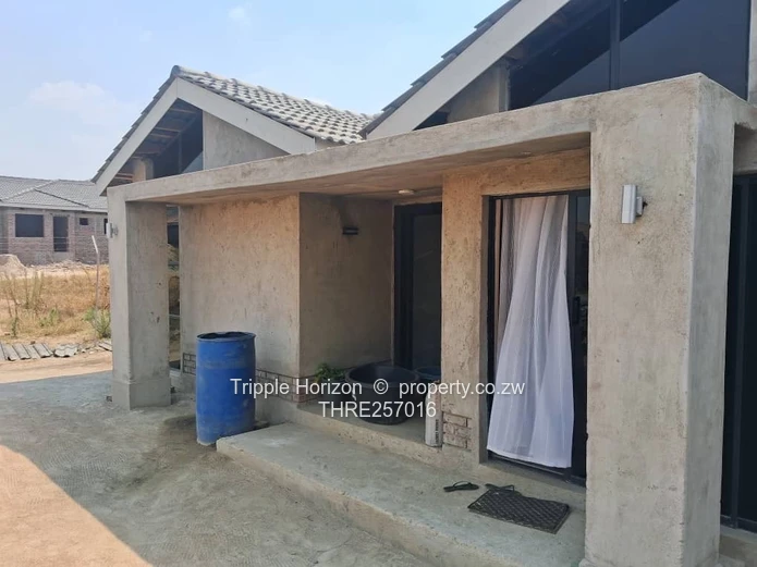 Glaudina 2-Bed Home - Borehole, Freestanding Tub & Stylish Dining