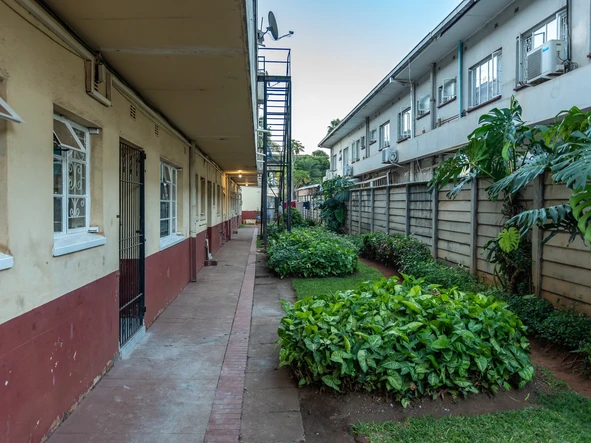 2 Bedroom Flat & Apartment