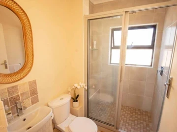 2 Bedroom Flat & Apartment