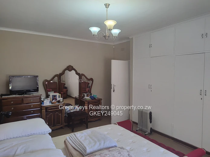 Mount Pleasant 4-Bed with Pool, Borehole Tanks & Gardeneds 