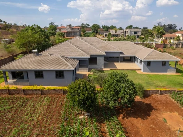 Spacious 9-Bedroom Home in Brookview with Borehole, 4400m²