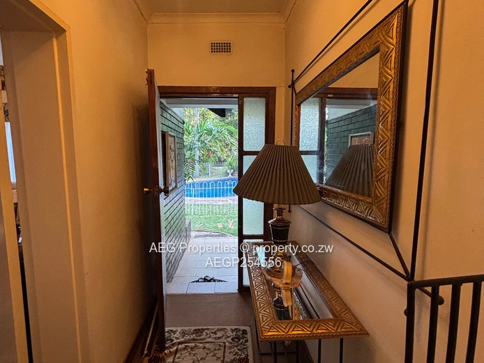 Vainona: 4-Bed Home with Pool & Mature Gardens