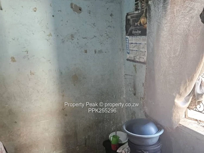 2-Bed Fixer-Upper with Large 380m² Yard in Mbare Deeds available