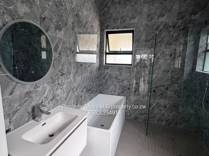 Modern 4-Bed Apartment in Marlborough