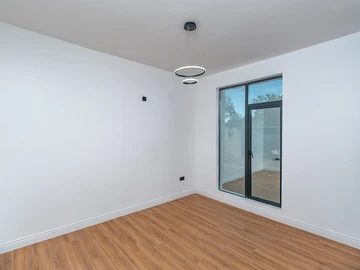 4 Bedroom Flat & Apartment