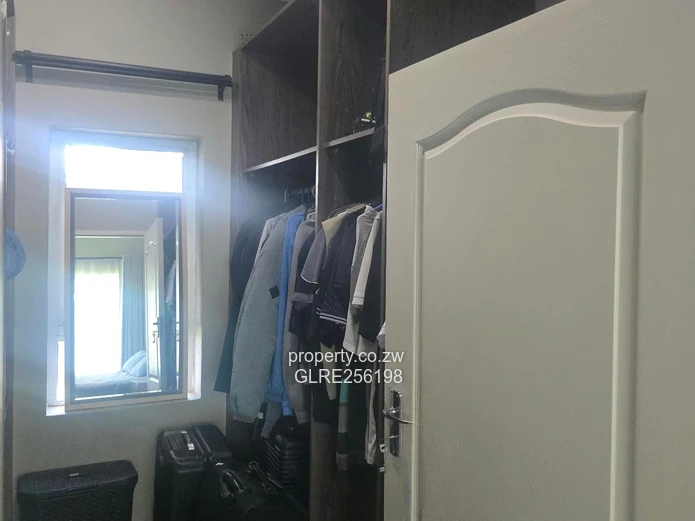 Sunlit 2-Bed, 2-Bath Newlands Flat with Borehole