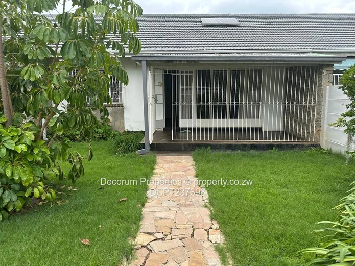 Charming 2-Bedroom Garden Flat in Avondale