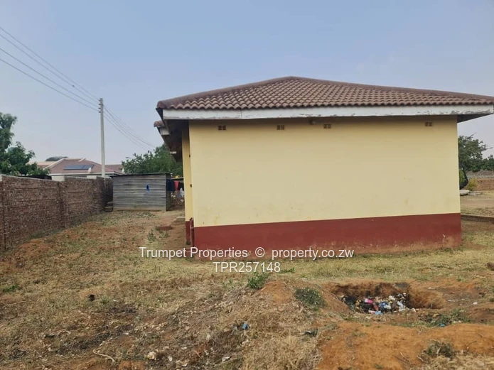 Manresa 3-Bed Home on 2000m² — Verandah & Water Tank