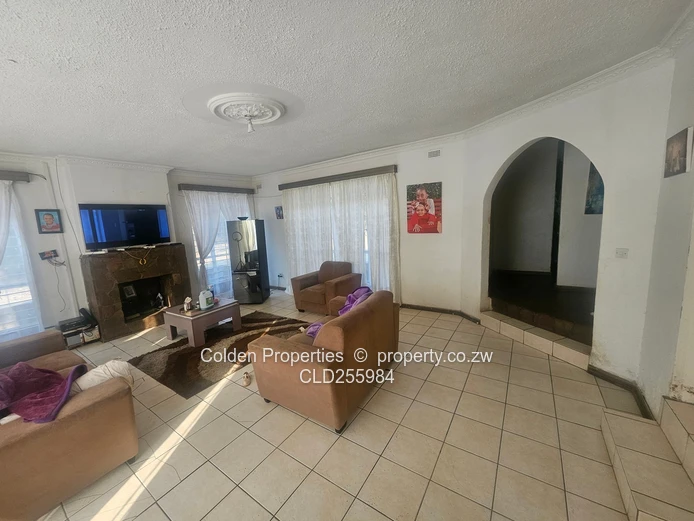 Highlands 5-Bed Townhouse on 3850m² with Borehole & Tanks