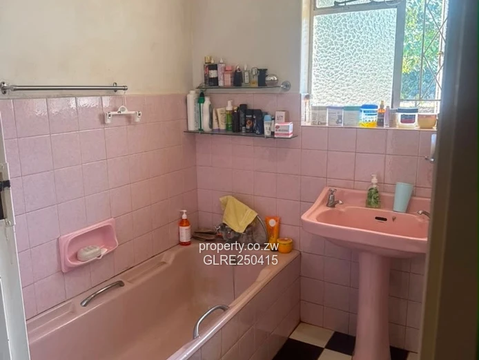 Vainona 4-Bed Family Home on 4789m² with Borehole & Solar