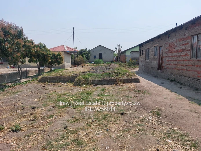 Chitungwiza Unit L extension Vacant Stand  (Sole Mandate)