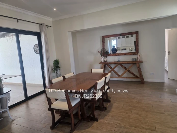 Up Market Townhouse In Newlands