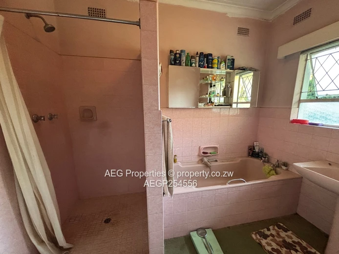 Vainona: 4-Bed Home with Pool & Mature Gardens