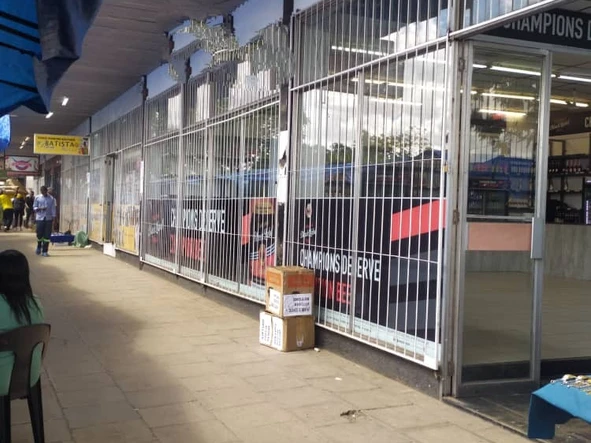 5 Retail Pavement shop frontage! excellent location!