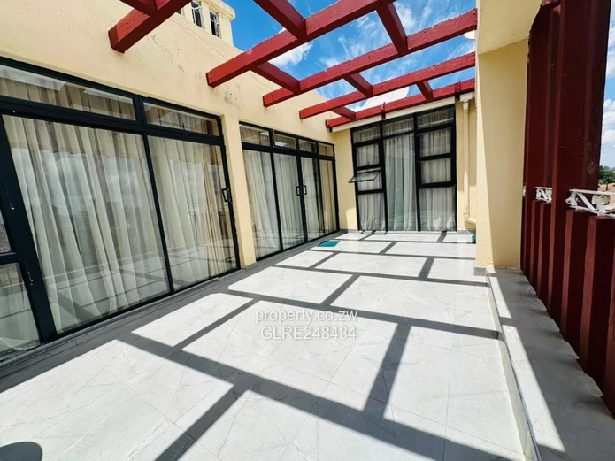 Sunlit 2-Bed Avenues Flat with Verandah & Solar