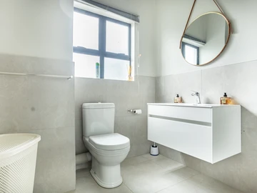 2 Bedroom Flat & Apartment