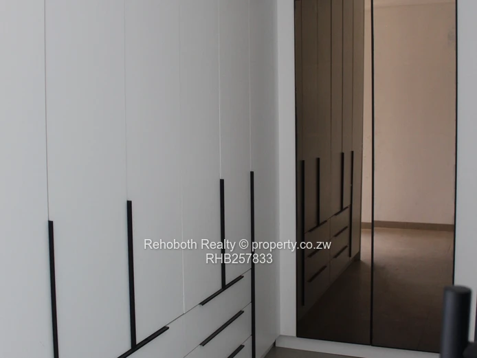 Contemporary 4-Bed Marlborough Flat with Borehole