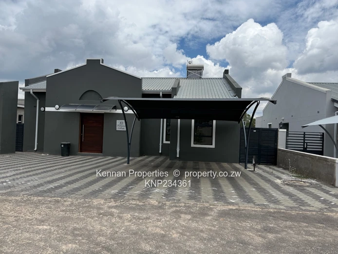 Modern Townhouse in secure Peakwood Village 