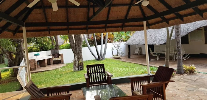 Kingfisher Lodge - Thatched lodge at Msuna Island in Victoria Falls