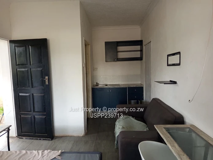 Compact Bluff Hill Studio — Fitted Kitchen, Solar, Secure