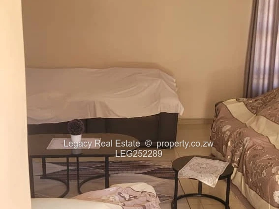 Secure Zimre Park 2-Bed: Fitted Kitchen & Bright Lounge