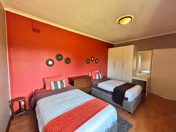 2 Bedroom Flat & Apartment