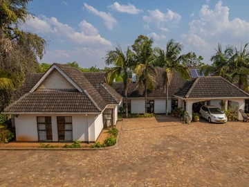 Majestic 8 Bedroom Estate Awaiting Restoration!!