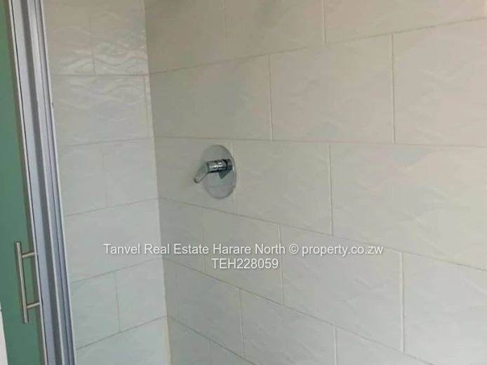 A Captivating house in Aspindale park With 4 beds,mes,lounge, dining,modern fitted kitchen.