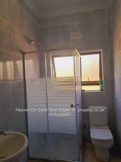 3 beds available in Glen Lorne