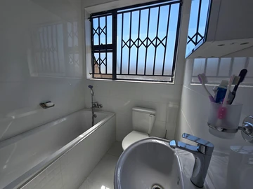 5 Bedroom Flat & Apartment