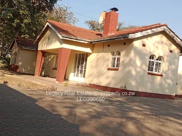 Emerald Hill: 4-Bed Family Home, Disused Pool & Borehole on 2000m²
