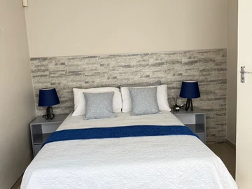 2 Bedroom Flat & Apartment