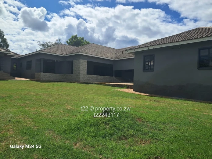 Single-Level 8-Bed Brookview Home — Large Lawn & Borehole