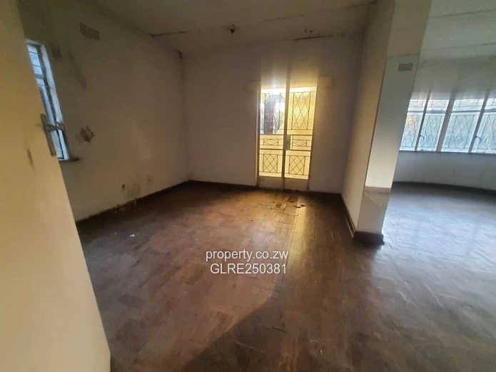 Spacious 3-Bed Bungalow with Borehole & Large Garden - Milton Park