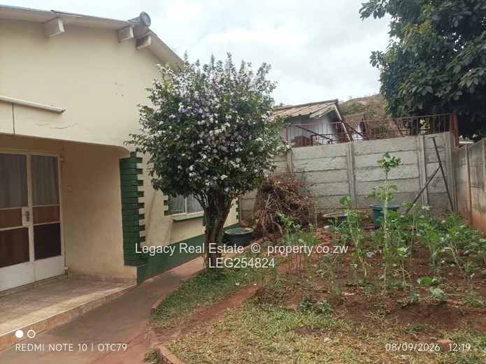 Cozy 3-Bed Warren Park Home with Borehole & Verandah (Sole Mandate)