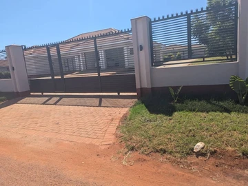 4 Bedroom Flat & Apartment