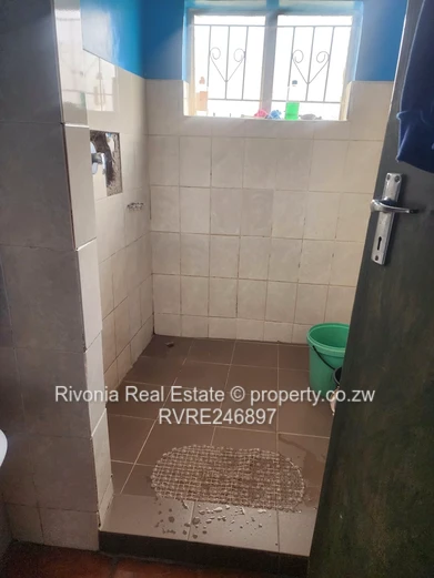 Mainway Meadows 4BR: Fitted Cupboards, 3 Baths & Borehole