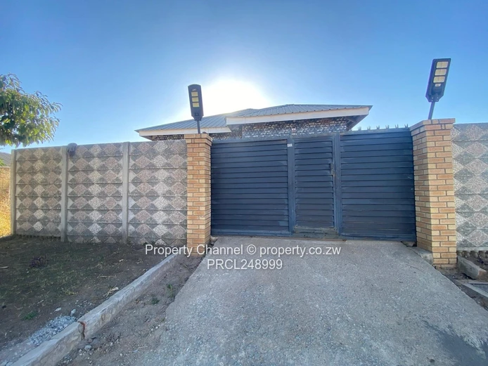 Glaudina 3-Bed: Modern Tiles, Built-ins & Borehole