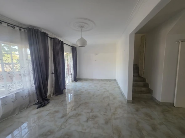 2 Bedroom Flat & Apartment