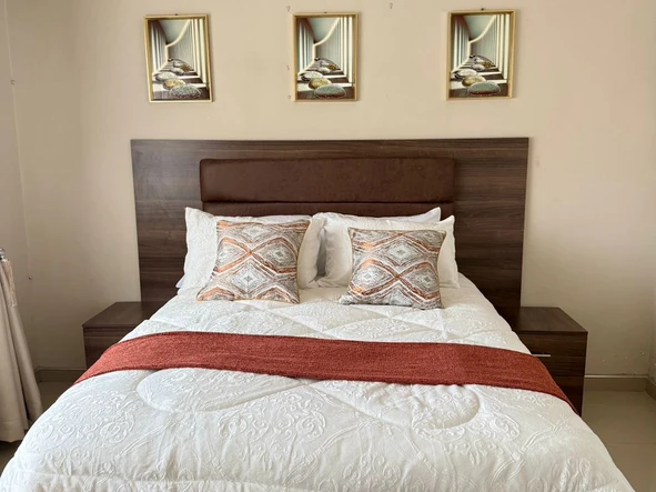 2 Bedroom Flat & Apartment