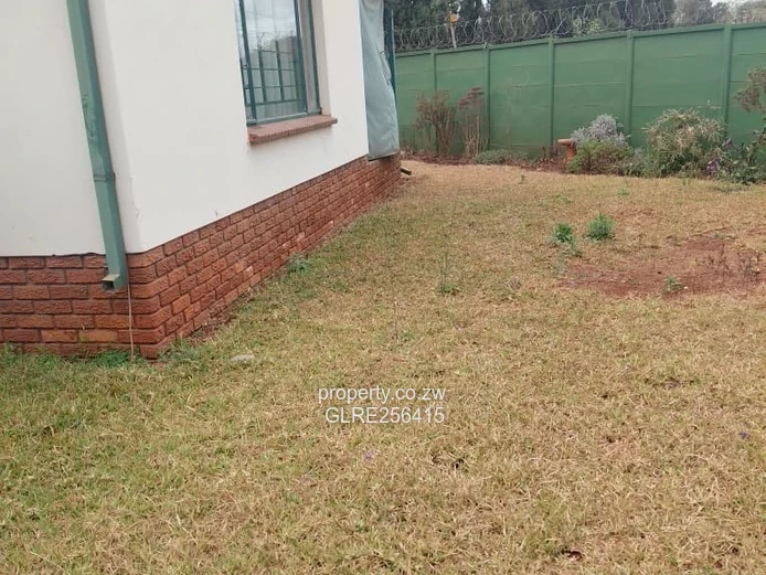 Bright 3-Bed Flat in Greendale North — Walled, Water Tank