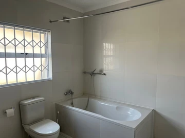 2 Bedroom Flat & Apartment