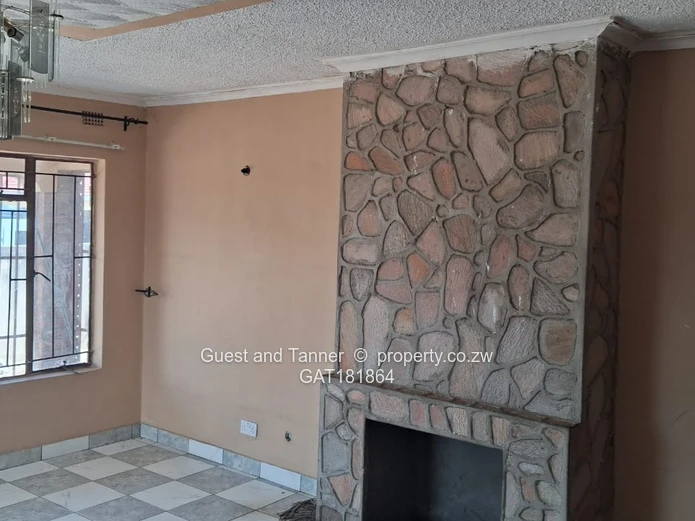 5 Bed House in Mainway Meadows