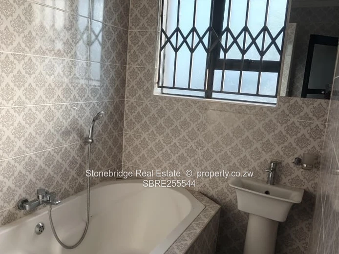 3 Bedroom House in Lochview To Rent