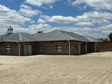 2 Bedroom Flat & Apartment