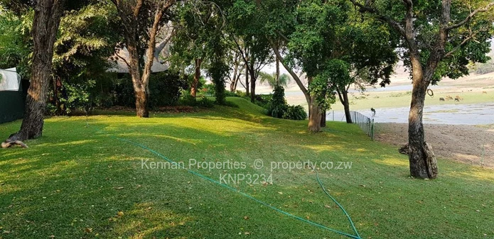 Kingfisher Lodge - Thatched lodge at Msuna Island in Victoria Falls