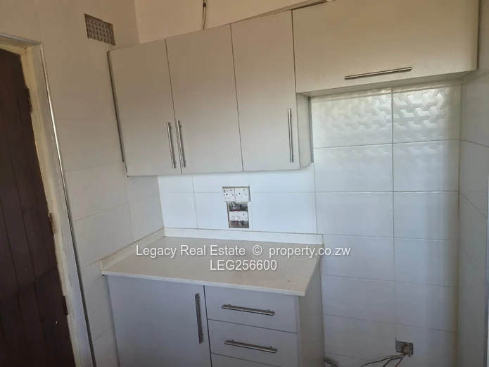 Spacious 3BR Bungalow on 2000m² with Borehole — Mabelreign